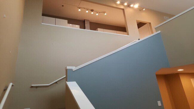 Building Photo - Elevate Your Lifestyle, Stunning 3-Bedroom Loft in Evanston