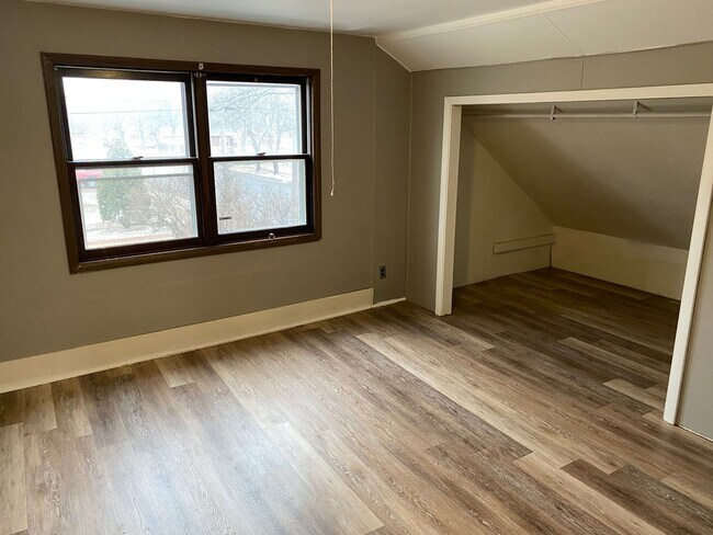 Building Photo - 3 Bedroom home in Rothschild!