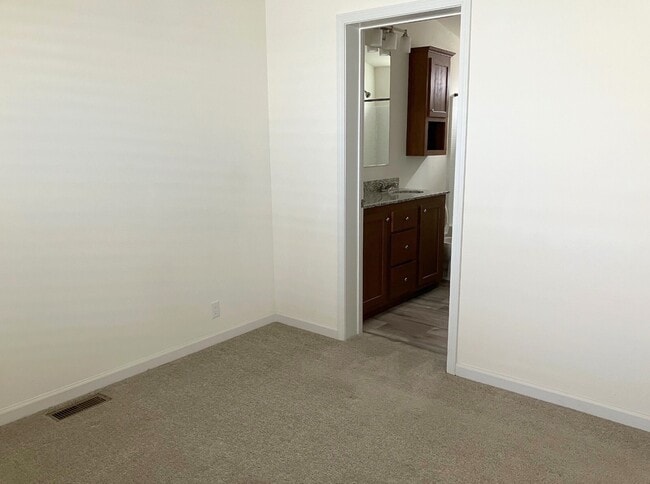 Building Photo - 702 W McArthur Ave