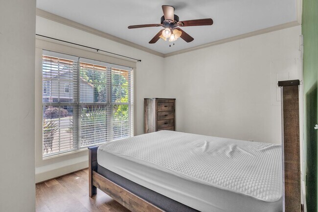 Building Photo - Large 3 Bedroom Townhome with All Appliances Included