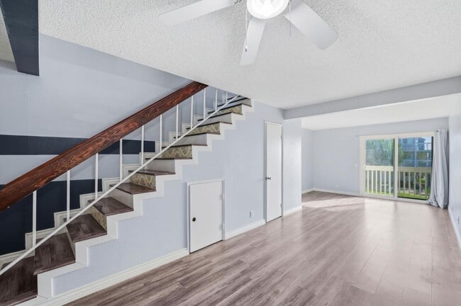 Building Photo - 267 S Ventura Rd