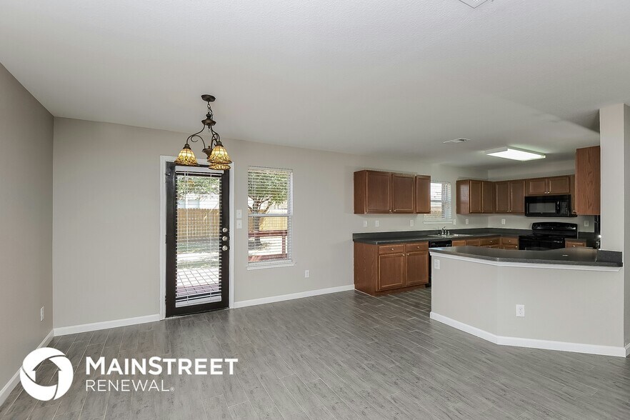 Building Photo - 8820 Valley River Dr