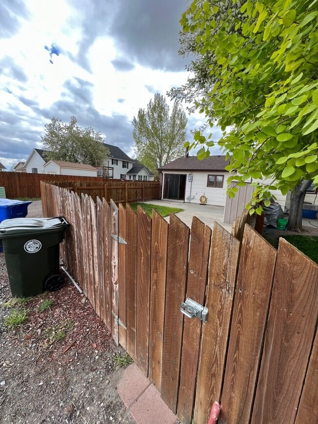 Building Photo - 1 Bedroom 1 Bath Townhouse in Great Neighborhood