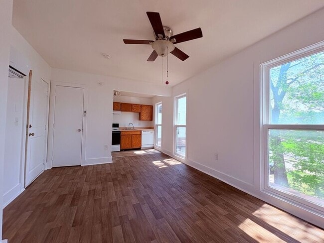 Building Photo - 517 W Maple Ave