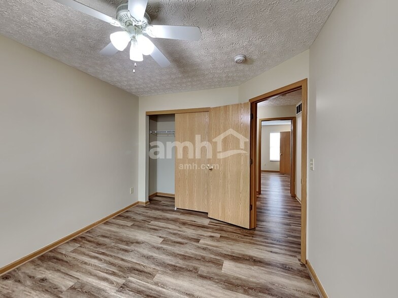 Building Photo - 6870 Laburnum Dr