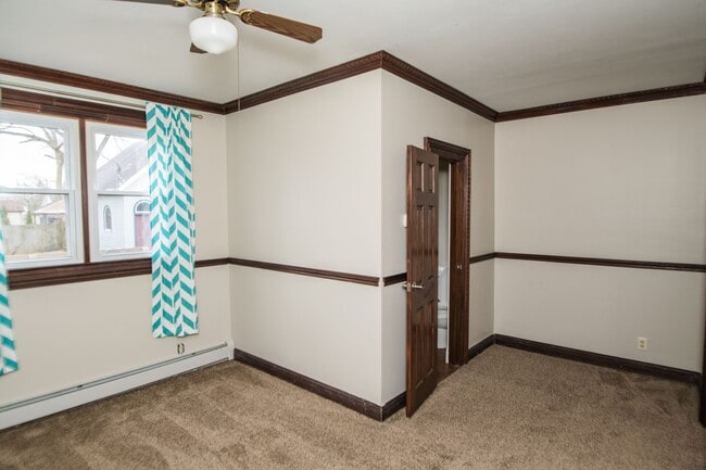 Building Photo - 3 bed 1.5 bath Downtown Valparaiso Home