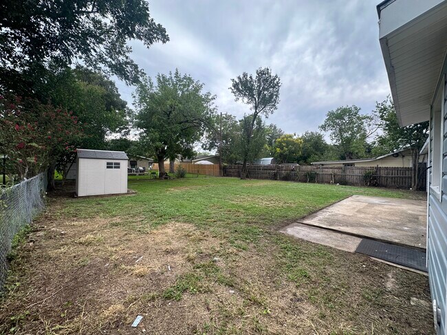 Building Photo - 1908 E Mimosa Ave