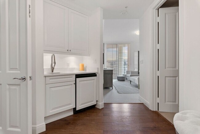 Building Photo - Ultimate Furnished Luxury Rental at the Be...