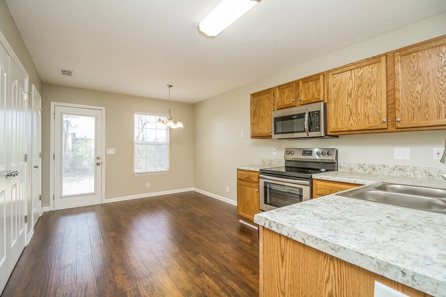 Building Photo - 3048 Roscommon Dr