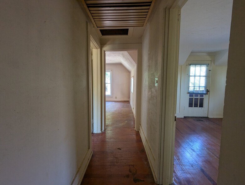 Building Photo - 417 W Nelson St