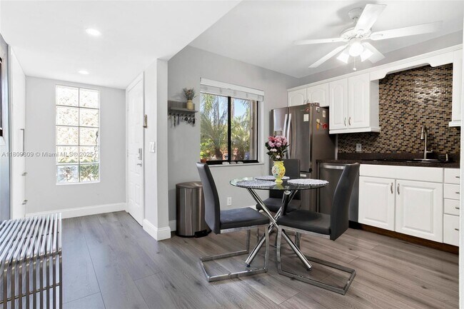 Building Photo - 405 Lakeview Dr