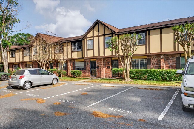 Building Photo - Spacious & Exciting Townhome style Condo