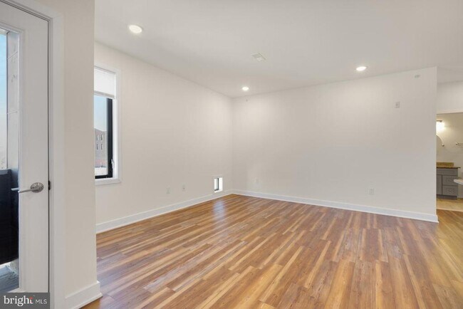 Building Photo - 2411 Kensington Ave