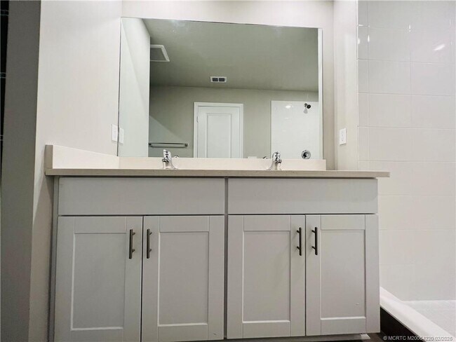 Building Photo - 3913 SE Mentmore Ln