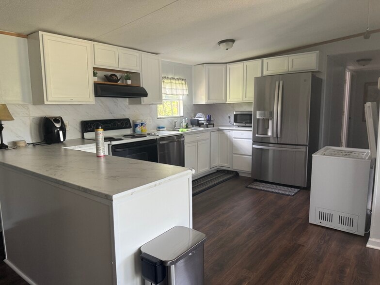 Kitchen - 262 Wade Kelly Rd