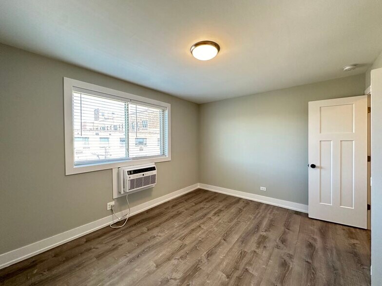 Building Photo - 533 W Surf St