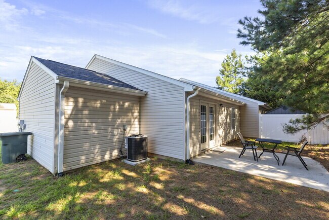 Building Photo - 2 bed, 2 bath, Furnished for Short Term Le...