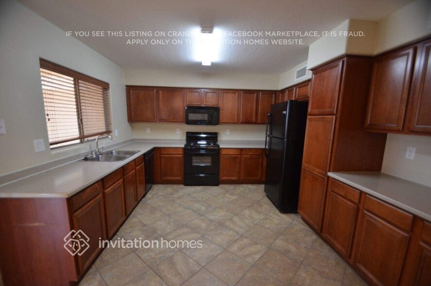 Building Photo - 5605 S 51st Dr