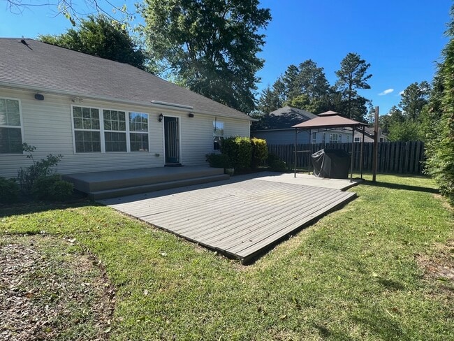 Building Photo - 305 Woodgreen Dr