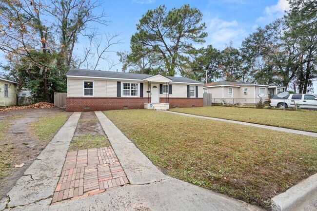 Building Photo - Charming 3BR Home + Bonus Room Near Downtown Savannah & Tybee Island