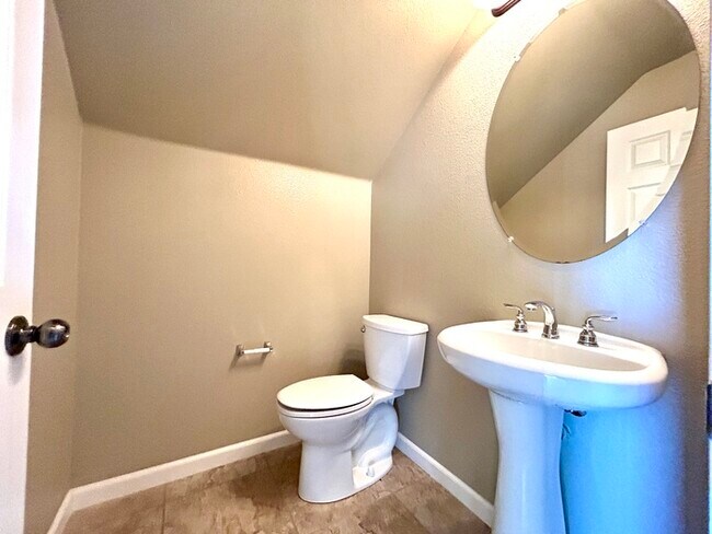 Building Photo - Beautiful 3 Bedroom 2.5 Bathroom in Gated ...
