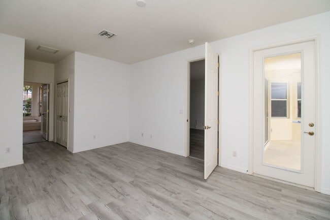 Building Photo - 3-Bed + Den Home With Lake Views & Pet-Friendly!