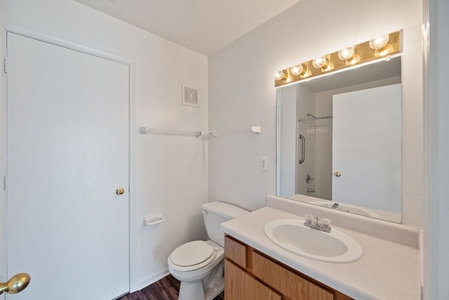 Building Photo - Conveniently Located on 32 in Crawfordsville******Large 2 Bedroom******Comfortable Living