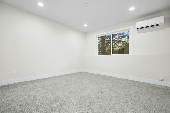 Building Photo - 5Bd/4.5Ba Bellevue House