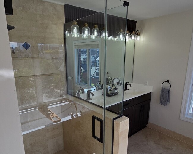 Building Photo - 1515 N Van Buren St