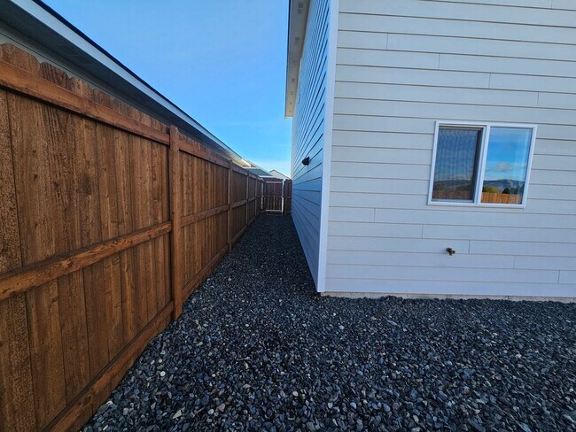 Building Photo - Peaceful Living Just Minutes from Town