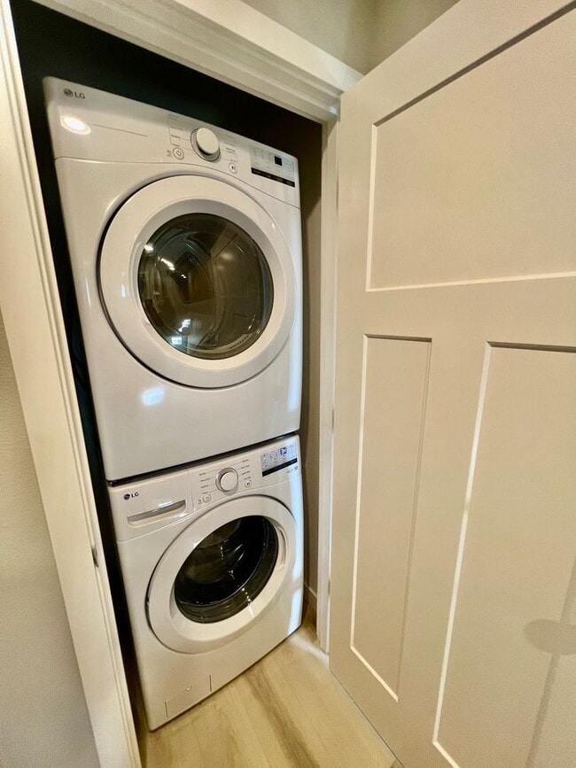 Building Photo - Come check out this stunning duplex! **MOVE IN SPECIAL $600.00 OFF FIRST'S MONTH'S RENT!**