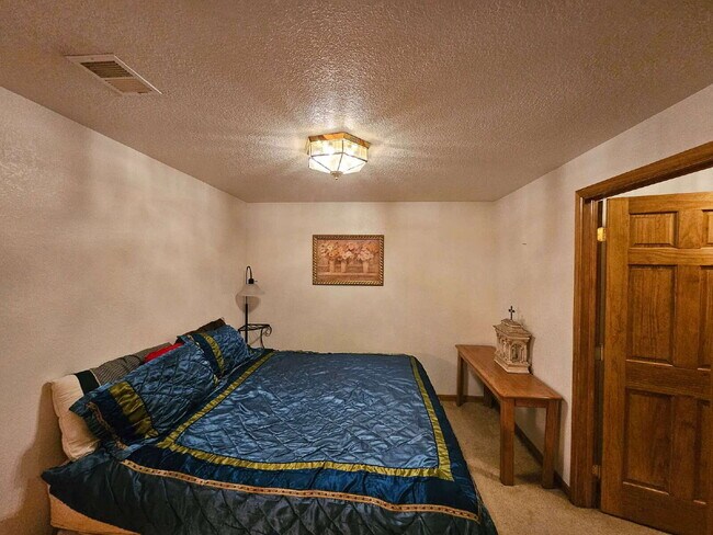 Building Photo - 5 Bedroom/ 4 Bath Two-Story in Governors Place