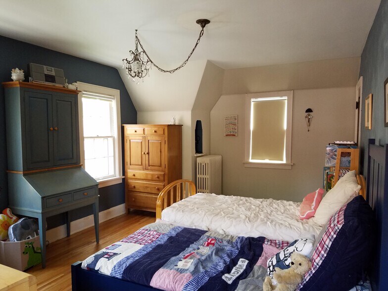 Large master bedroom is being used as a children's bedroom. - 1347 W Highland Pkwy