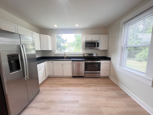 Building Photo - 810 Stonehenge Ave