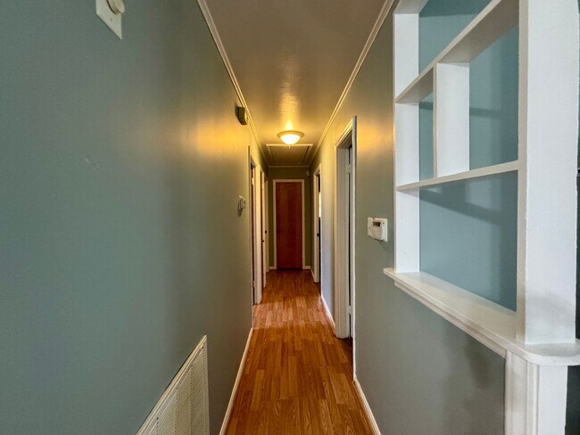 Building Photo - Move-in Ready!