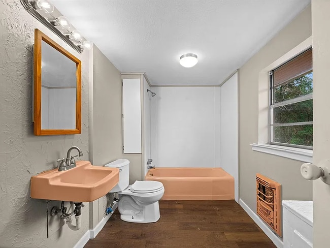 Building Photo - 1522 N Ross Ave