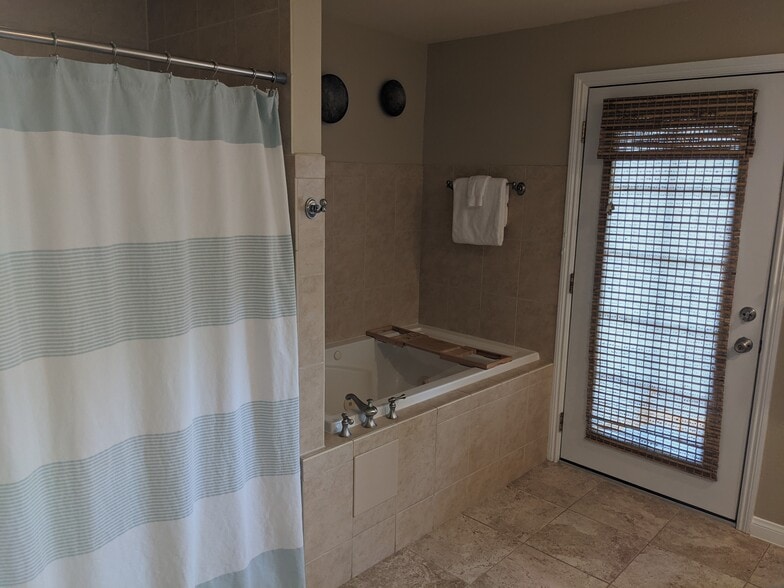 Master Bath, with access to master and second bedroom if desired. - 4848 Diane Ave