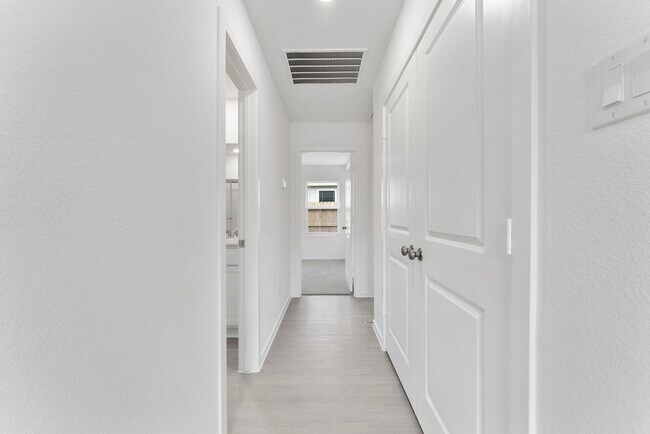 Building Photo - 706 Umbrella Tree Dr