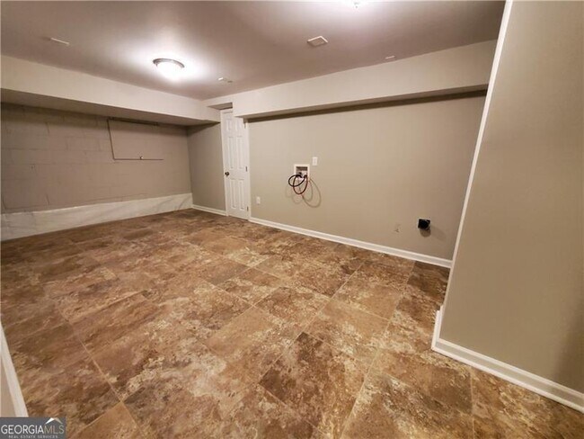 Building Photo - 4615 Mystic Dr NE