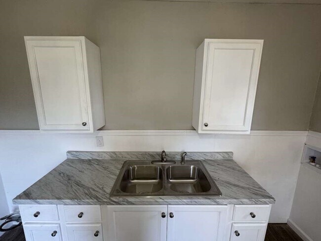 Building Photo - 904 E Stanford St