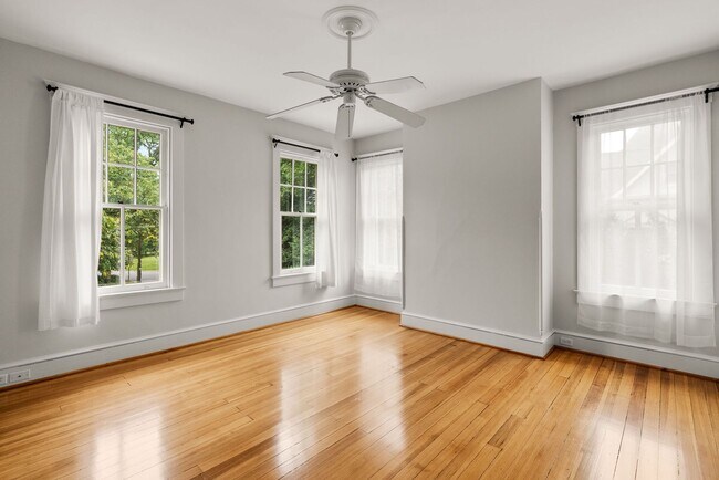 Building Photo - 4 Bed 3.5 bath - Kensington Victorian - Mo...