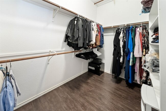 Building Photo - 9333 Fairmont Dr