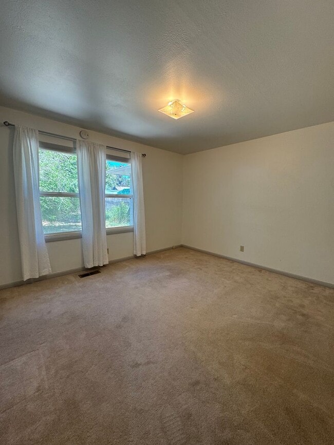 Building Photo - 2 bed 1 bath with large attached garage and fenced yard