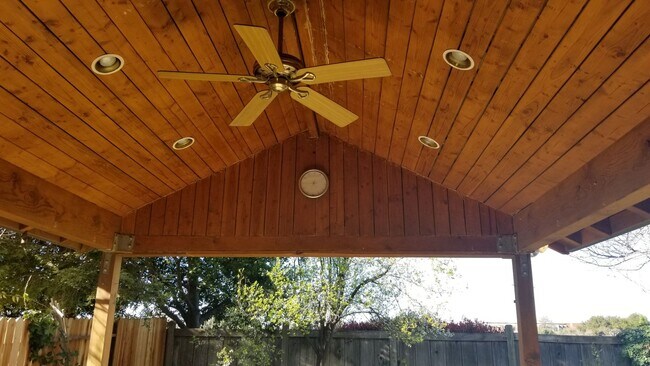 Building Photo - Beautiful 4 bedroom/2.5 bath South Davis Home!