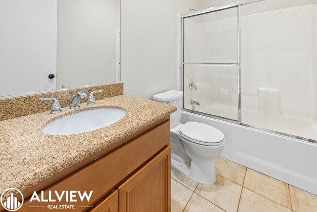 Building Photo - Rare 2 Bed 2.5 Bath Available Now!!