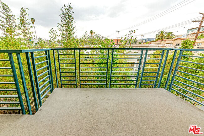 Building Photo - 903 S New Hampshire Ave