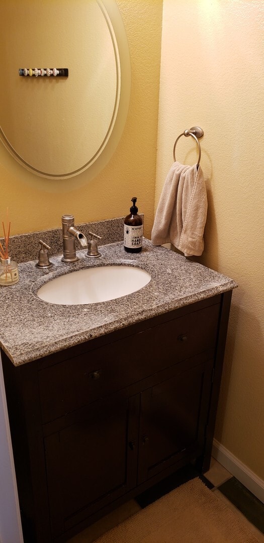 Building Photo - Excellent 3 Bed/2.5 Bath Mountain Shadows ...