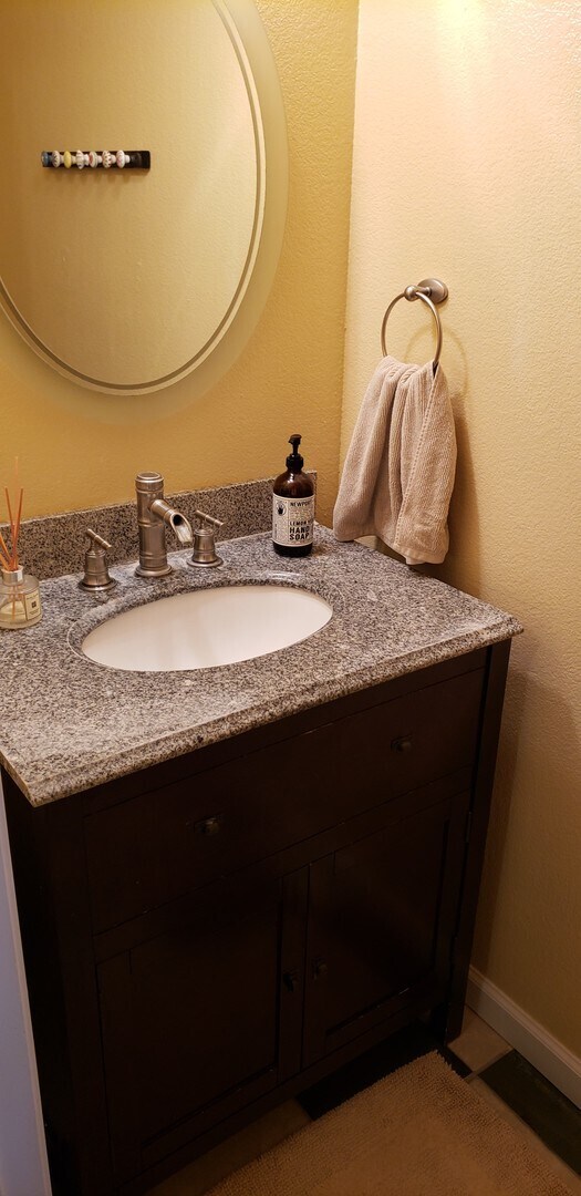 Building Photo - Excellent 3 Bed/2.5 Bath Mountain Shadows Town-home / Water Included, Co-Signor OK, Pets Considered