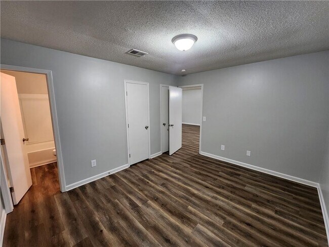 Building Photo - 723 W Creek Cir