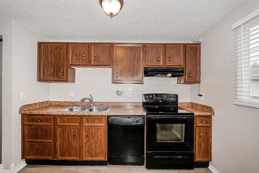Building Photo - 5575 Freedom Ct